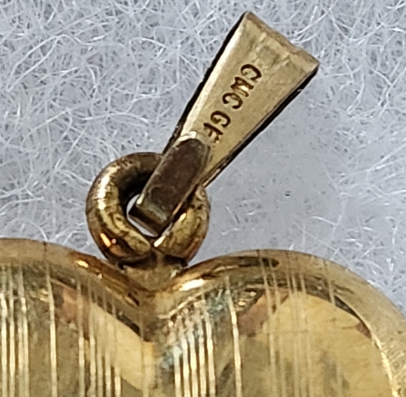 Shells GF Vtg. Heart Locket Pendant - Picture 2 of 6